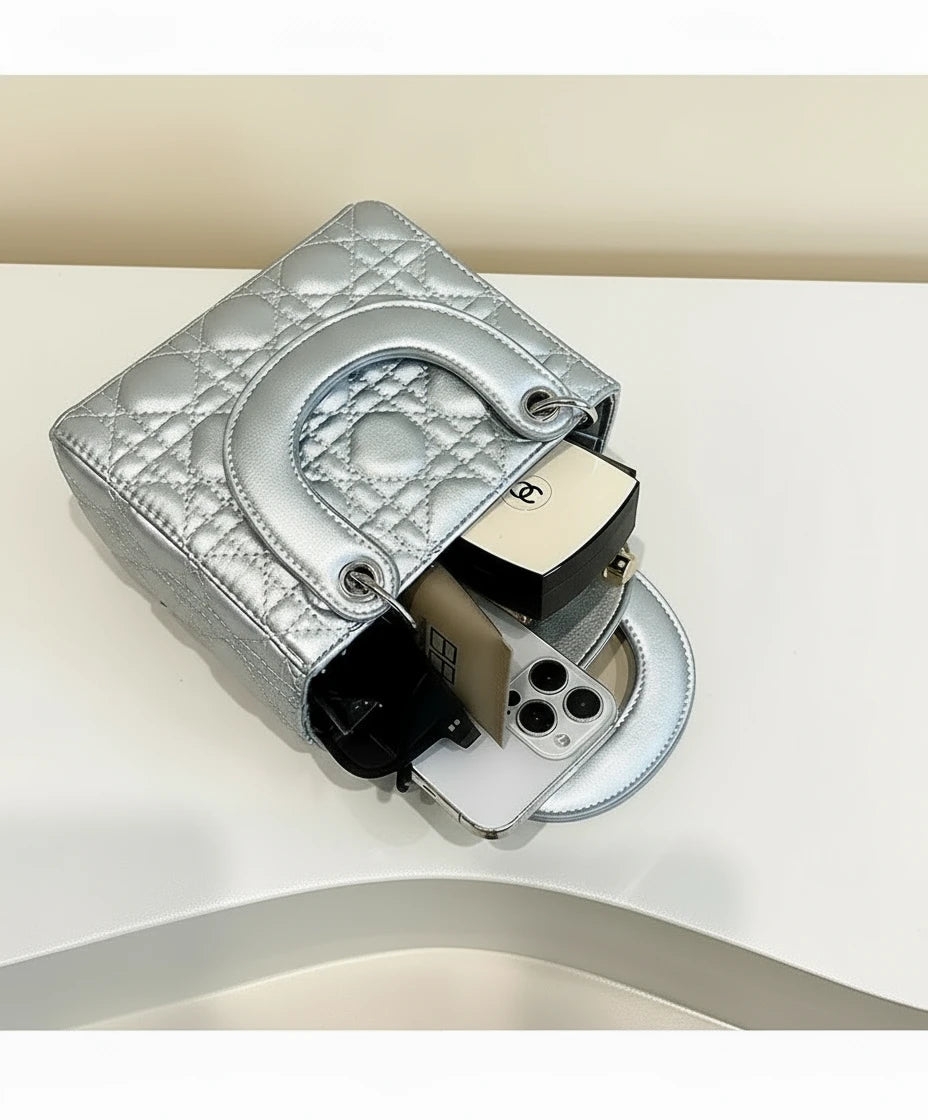 Stylish Minimalist Handbag with Spacious Compartment