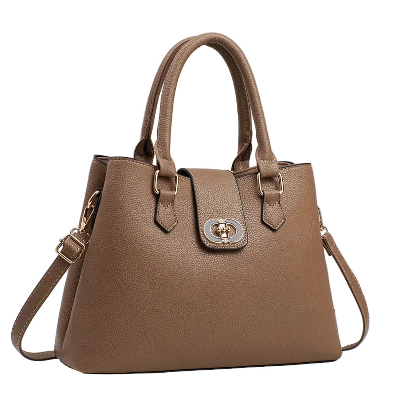 Fashionable Shoulder Bag with Chain