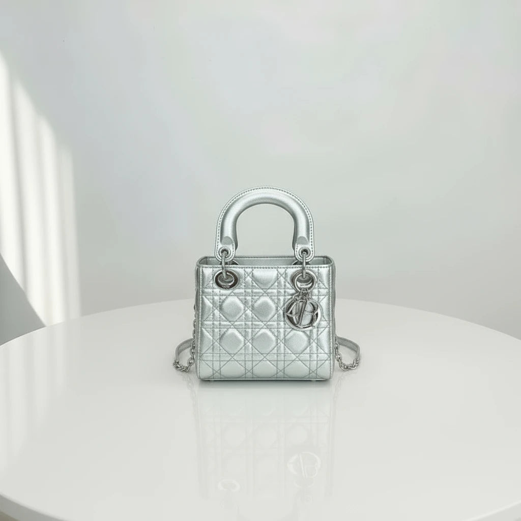 Stylish Minimalist Handbag with Spacious Compartment